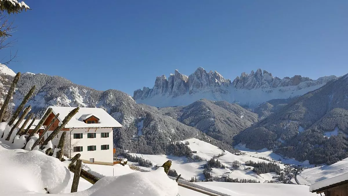 Vista sul maso con le cime delle Odle