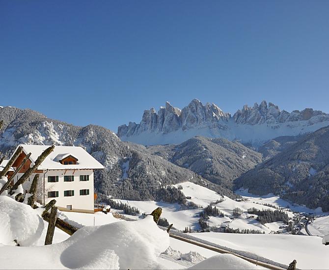Vista sul maso con le cime delle Odle