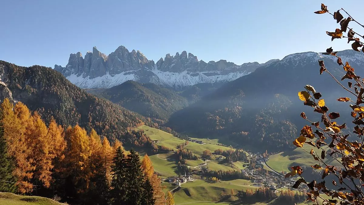 La vista sulla valle e sulle cime delle Odle è bellissima in ogni stagione, anche in autunno.