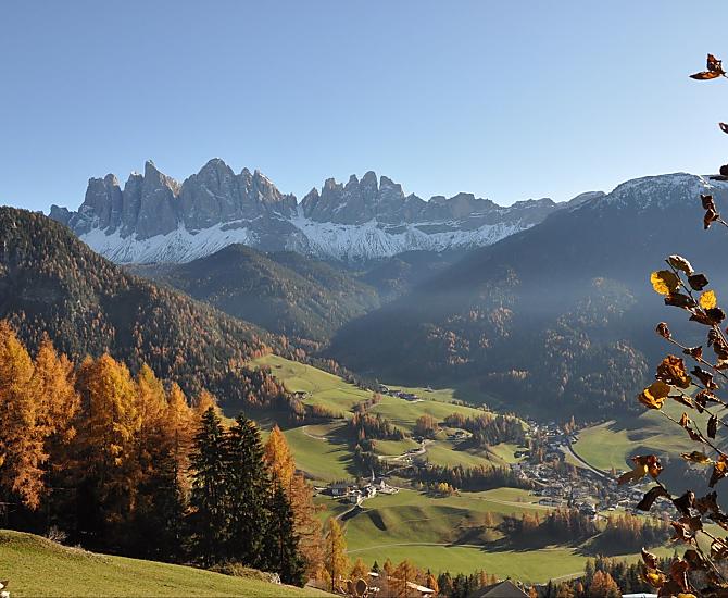 La vista sulla valle e sulle cime delle Odle è bellissima in ogni stagione, anche in autunno.
