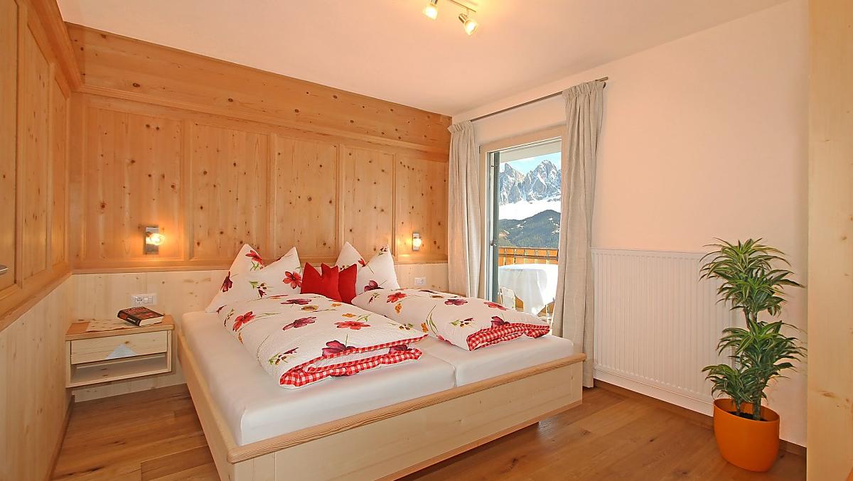 Camera da letto con vista sulle Odle 