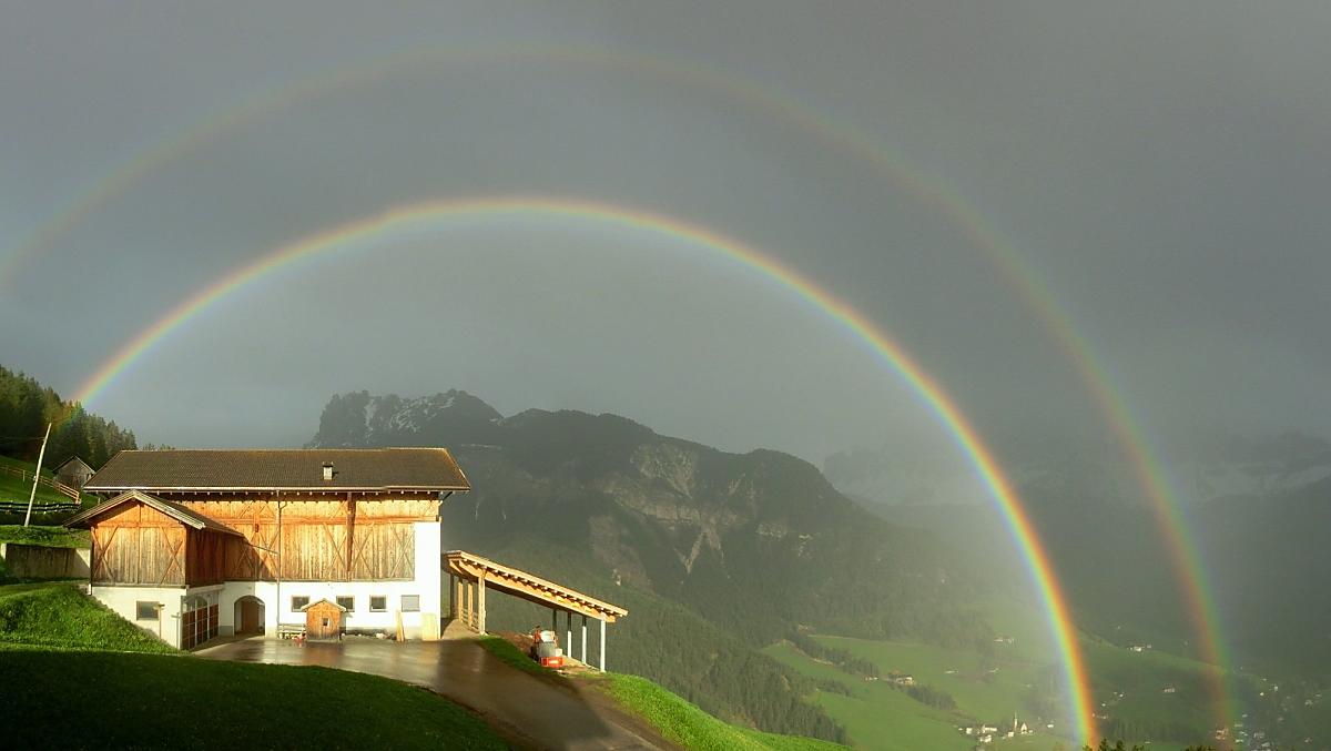 Vista con arcobaleno verso Santa Maddalena.