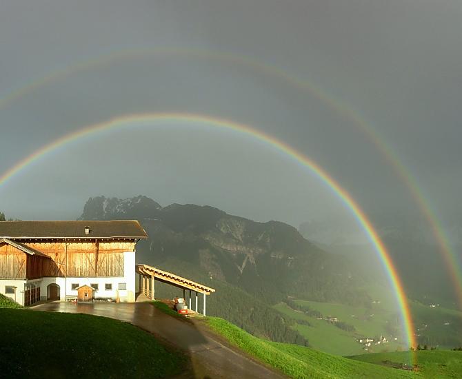 Vista con arcobaleno verso Santa Maddalena.