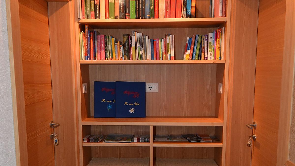 L'area di ingresso agli appartamenti con l'angolo dei libri e molte informazioni sulla nostra valle.