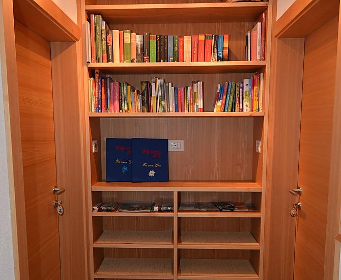 L'area di ingresso agli appartamenti con l'angolo dei libri e molte informazioni sulla nostra valle.