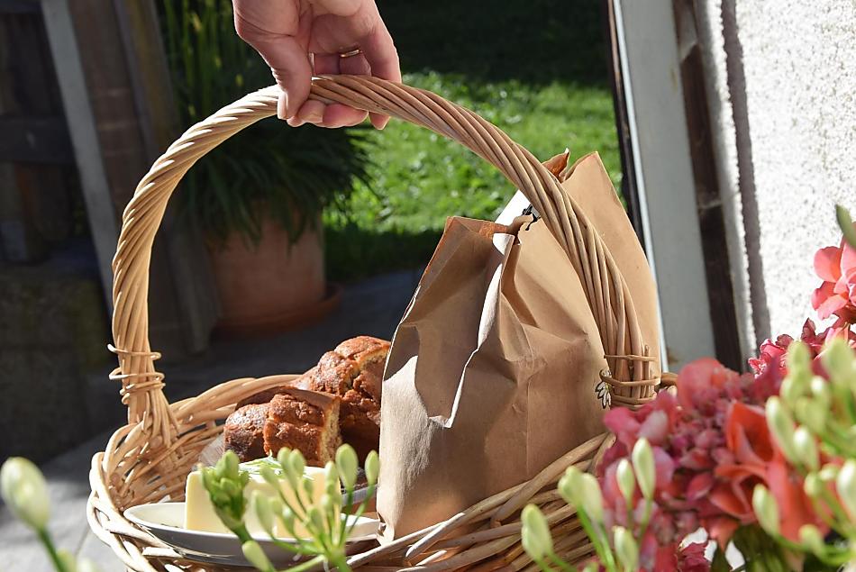Il nostro delizioso cestino per la colazione vi verrà portato a casa dalla contadina Martina.