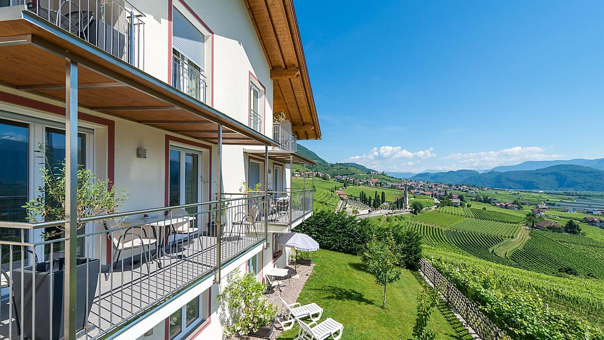 Splendida vista sul paese vinicolo di Termeno