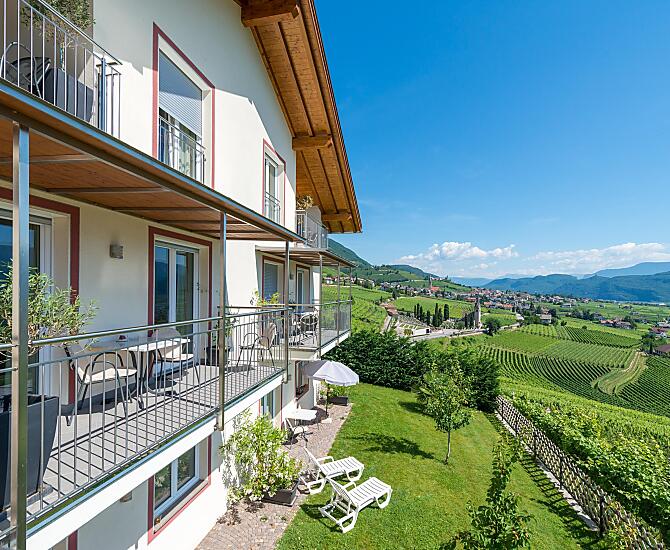 Splendida vista sul paese vinicolo di Termeno