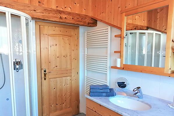 Luxus im Badezimmer. Duschen mit reinstem Berg-Quellwasser. 