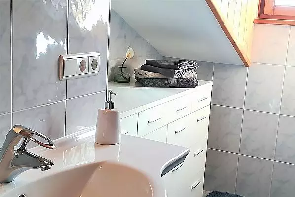  Luxus nach einem langen Wandertag: Duschen mit Berg-Quellwasser aus der hofeigenen Quelle 