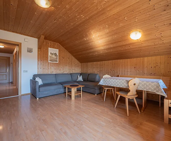 Viel Holz und Eckcouch für gemütliche Lesestunden. Die Couch kann man auch als Schlafplatz für 2 Personen rausziehen. 