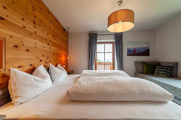 Doppelbettschlafzimmer in Zirbenholz