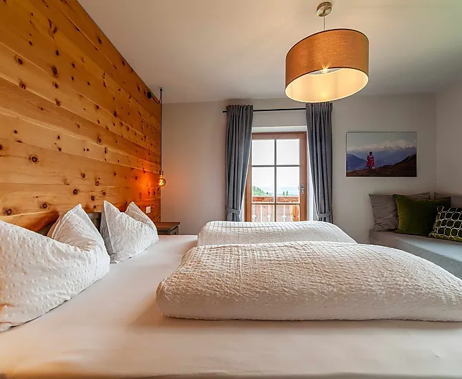 Doppelbettschlafzimmer in Zirbenholz