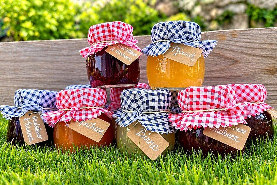 Mit viel Liebe und Freude gemacht - unsere fruchtigen Köstlichkeiten der Saison. Ein süßer Genuss für jeden Morgen!