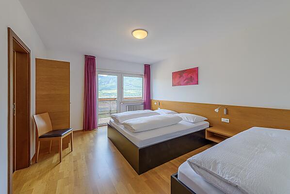 2. Schlafzimmer mit Doppelbett und Einzelbett und eigener Dusche/WC und Balkon mit Talblick, Holzboden, Bettenlänge 210 cm, 3-teil. Schrank