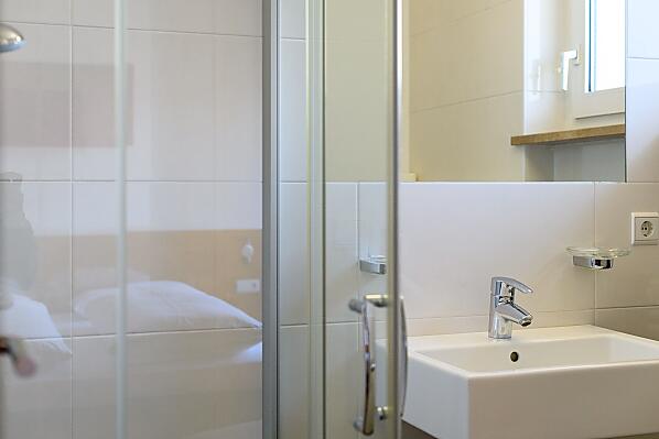 2. Badezimmer mit Dusche/WC, Handtücher, Duschtücher, vom Schlafzimmer aus zugänglich