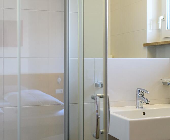 2. Badezimmer mit Dusche/WC, Handtücher, Duschtücher, vom Schlafzimmer aus zugänglich