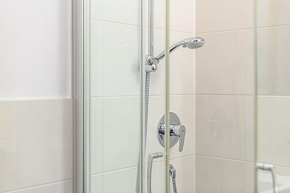 Dusche/WC des 2. Schlafzimmers mit Handtüchern und Duschtüchern