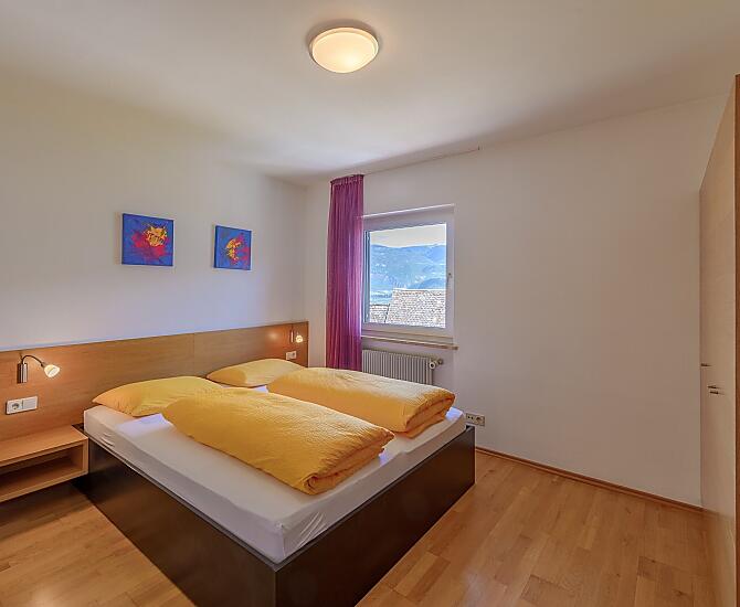 Das zweite Doppelzimmer mit Talblick und Dusche/WC und einer Bettenlänge von 210 cm.