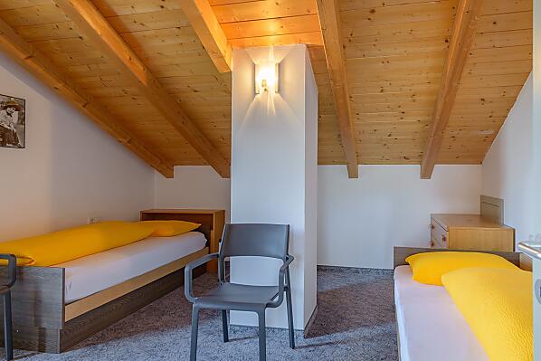 Zweibettzimmer mit Balkon Richtung Süden und dreiteiligem Schrank
