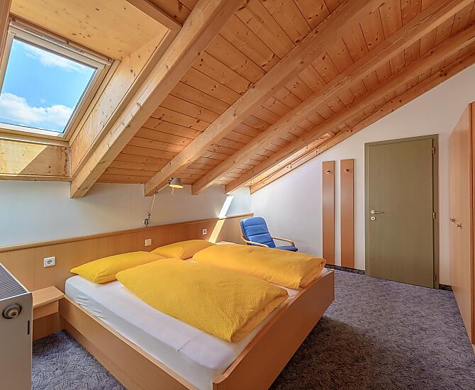 Zweites Schlafzimmer mit eigenem Badezimmer, dreiteiligem Schrank, Kommode
